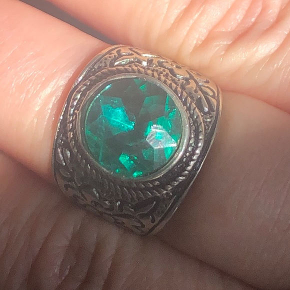 Men’s green signet ring. - Picture 2 of 5